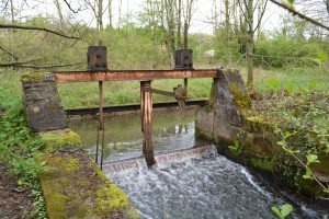 Ouvrage hydraulique vétuste et sans utilisation sur la Vezouze